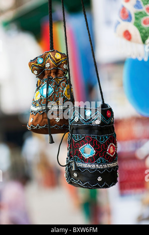 Indische handgefertigte bunte Stofftaschen für Verkauf auf einem indischen Straße. Andhra Pradesh, Indien Stockfoto