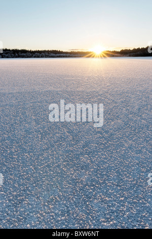 Sonnenuntergang auf dem Eis bedeckt See von Menteith, Region Stirling, Schottland, UK. In den Loch Lomond und den Trossacks-Nationalpark. Stockfoto