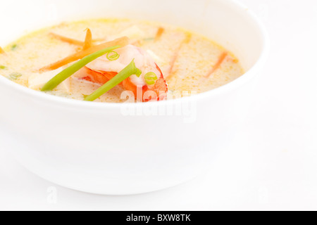 Suppe aus Kokosmilch und Garnelen Stockfoto