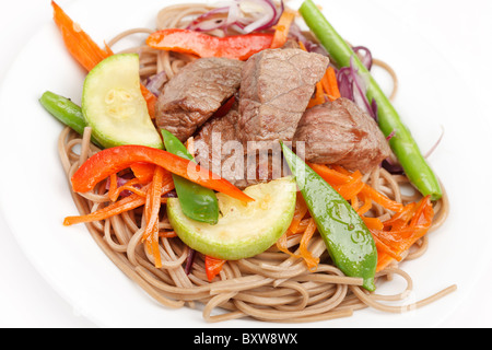 Fleisch mit Gemüse und Nudeln Stockfoto