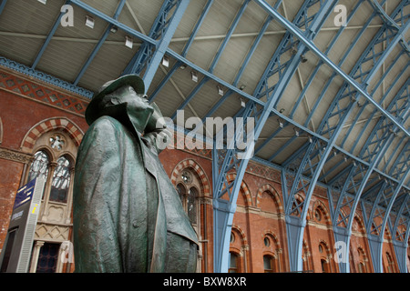 Eine Statue des Dichters John Betjeman in St. Pancras International Station in London. Stockfoto