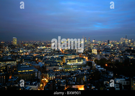 Panoramablick, Blick nach Osten über das West End, Centrepoint und City of London Docklands, London, UK Stockfoto