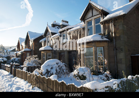 Eiszapfen hängen vom Dach eines Hauses im winter Stockfoto