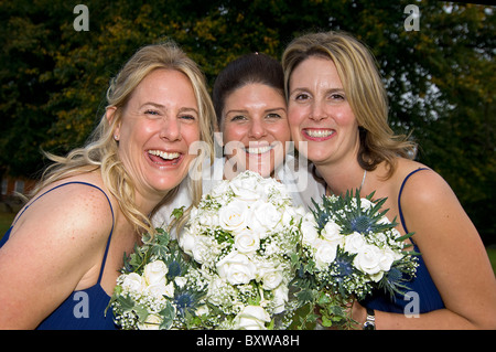 Horizontal nahe Gruppe Porträt eine schöne Braut und ihre Brautjungfern Angeberei ihre Blumensträuße. Stockfoto
