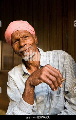 Ein Mann raucht eine Beedi in Ahmedabad, Gujarat, Indien. Stockfoto