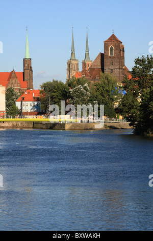 Kirchen von Breslau vom Fluss Odra gesehen. Breslau, Niederschlesien, Polen. Stockfoto