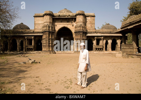 Ein muslimischer Mann an der Bai Harir Moschee in Ahmedabad, Gujarat, Indien. Stockfoto