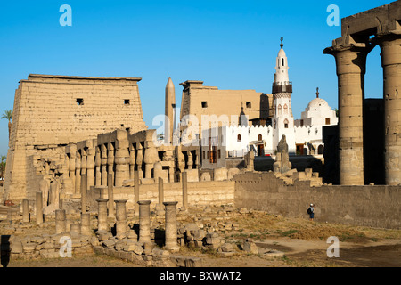 Aegypten, Luxor, Luxor-Tempel (Ipet-Resit) Pylon Mit Obelisk Und Säulenkolonade, in der Mitte sterben Moschee des Heiligen Abu el-H Stockfoto