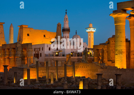 Aegypten, Luxor, Luxor-Tempel (Ipet-Resit) Pylon Mit Obelisk Und Säulenkolonade, in der Mitte Moschee des Heiligen Abu el-Hagga Stockfoto