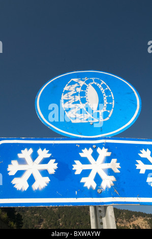 Reifen Winterreifen Eis vereiste Straße Straßen rutschig Frost gefrorene Kälte fahren Autofahrer Autos in Schnee und Eis-Schnee-c Warnung Stockfoto