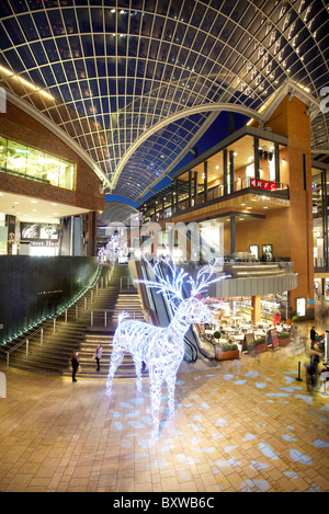 Cabot Circus Shopping Center mit Weihnachtsschmuck. Stockfoto
