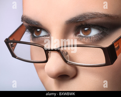 Junge Frau mit Brille Stockfoto