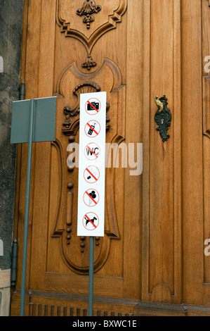 Verboten SCHILDER AUF KIRCHE EINGANG DRESDEN SACHSEN DEUTSCHLAND EUROPA Stockfoto