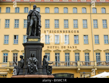 „FRIEDRICH AUGUST II“, DIE STARKE STATUE DES SÄCHSISCHEN KÖNIGS UND „STEIGENBERGER“, LUXUS „HOTEL DE SAX“, DRESDEN, SACHSEN, DEUTSCHLAND, EUROPA Stockfoto