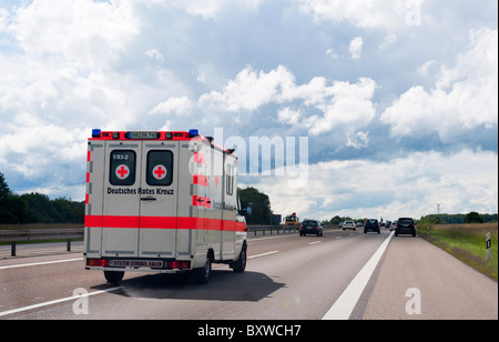 'Deutsches ROTES KREUZ DEUTSCHES ROTES KREUZ RETTUNGSWAGEN AUF DER AUTOBAHN DEUTSCHLAND EUROPA Stockfoto