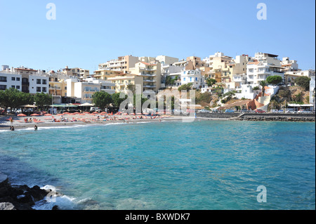 Direkt am Meer und Strand von Agios Nikolaos auf Kreta Stockfoto