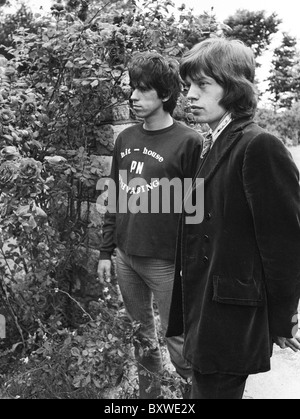 Keith Richards und Mick Jagger exklusives Bild von 1967 von David Cole in den Gärten in Redlands, Richards Sussex Zuhause. Stockfoto