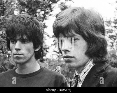 Keith Richards und Mick Jagger exklusive Bild aus 1967 von David Cole in den Gärten am Redlands, Richards' Sussex home. Aus dem Archiv der Presse Portrait Service (ehemals Presse Portrait Bureau) Stockfoto