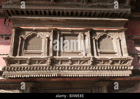 Newari-Stil Holz Handwerk unter Windows am Durbar Square in Kathmandu, Nepal Stockfoto