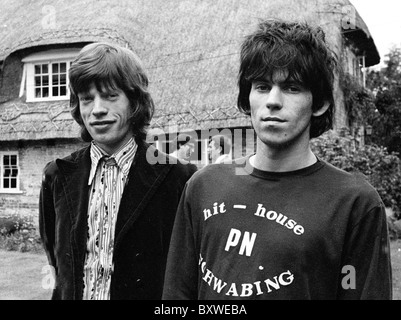 Keith Richards und Mick Jagger exklusive Bild aus 1967 von David Cole in den Gärten am Redlands. Aus den Archiven von Presse Portrait Service (ehemals Presse Portrait Bureau) Stockfoto