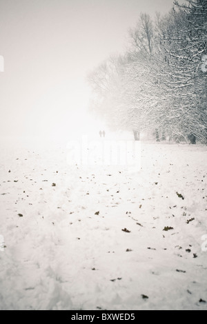 Winter-Szene mit zwei Figuren in der Ferne Stockfoto