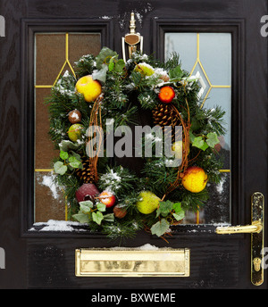 Haustür mit Kranz Stockfoto