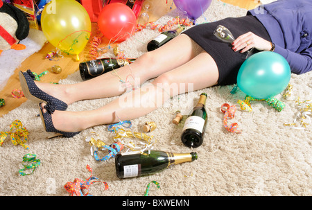 Frau auf dem Boden Verlegung & leiden ein Kater Silvester Weihnachtsfeiern Stockfoto