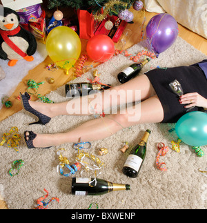 Frau auf dem Boden Verlegung & leiden ein Kater Silvester Weihnachtsfeiern Stockfoto