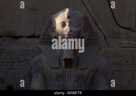 Karnak Tempel, Luxor Ägypten - Statue Schwellenländern ins Licht Stockfoto