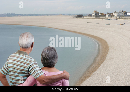 Paar mit ihre Arme umeinander stehen Stockfoto