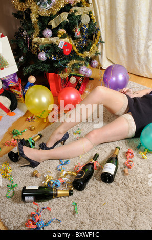 Frau auf dem Boden Verlegung & leiden ein Kater Silvester Weihnachtsfeiern Stockfoto