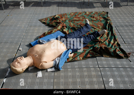 Mock-up Patienten Mannequin Puppe erste-Hilfe-Lektion bei militärischen Tag der offenen Tür Stockfoto