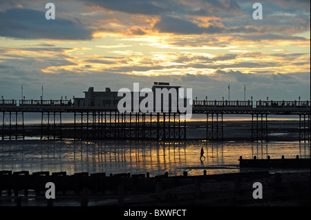 Sonnenuntergang über Worthing Pier West Sussex UK Stockfoto