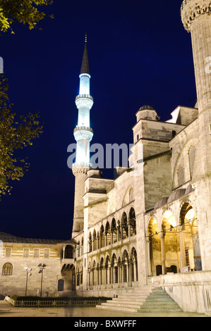 Blaue Moschee Sultan-Ahmed-Moschee Istanbul Türkei // ISTANBUL, Türkei — die Sultan-Ahmed-Moschee (türkisch Sultanahmet Camii), im Volksmund als Blaue Moschee bekannt, ist eine muslimische (sunnitische) Moschee im Zentrum von Istanbuls Altstadt von Sultanahmet. Sie wurde von Sultan Ahmed I. in Auftrag gegeben und 1616 fertiggestellt. Die Moschee ist bei Nacht wunderschön beleuchtet und hebt ihre großartige Architektur und die riesigen Minarette vor dem dunklen Himmel hervor. Stockfoto