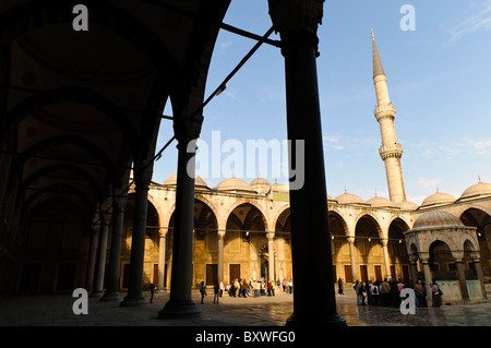 ISTANBUL, Türkei – der Haupthof der Sultan-Ahmed-Moschee zeigt die traditionelle osmanische Architektur mit einem Waschbrunnen und einem Säulengang. Der Innenhof, so groß wie der innere Gebetssaal der Moschee, zeigt den klassischen osmanischen Stil mit seinen Marmorsäulen und gewölbten Gängen. Der Raum dient sowohl funktionalen als auch zeremonielle Zwecke in der islamischen religiösen Praxis. Stockfoto