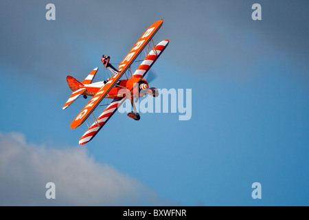 Brietling Wing Walker Boeing Stearman, Kotflügel und Räder anzeigen, Dunsfold 2010 Stockfoto