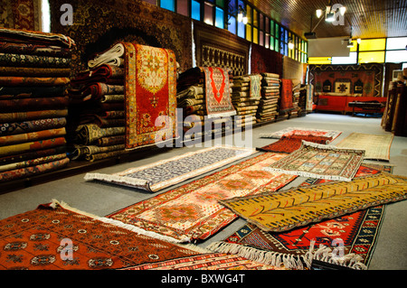 ISTANBUL, Türkei / Türkiye — Inneres eines türkischen Teppichgeschäfts auf dem Arastar Basar, einem kleinen Basar neben dem Sultanahment Camii (Blaue Moschee) in Istanbul, Türkei. Stockfoto