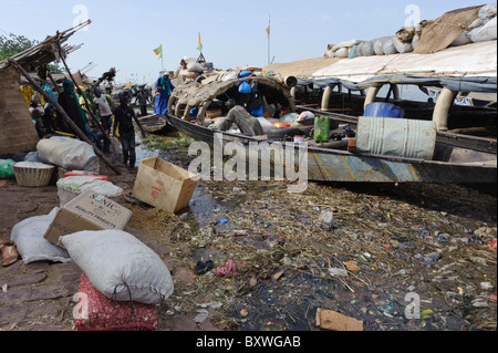 Pirogen und Stelzenhäuser im Hafen von Mopti, Mali Stockfoto