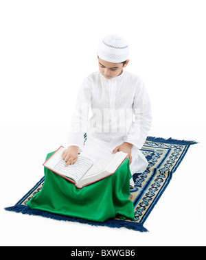 Muslimische Junge liest den Koran Stockfoto