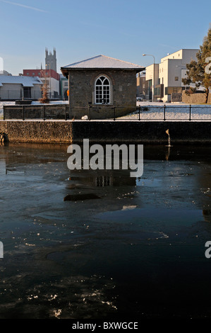 gefrorenen Eis eisigen Fluss Nore entlang Johns Kai Kilkenny Stadt Irland Extremwetter Veranstaltung Klimawandel noch nie zuvor gesehen Stockfoto