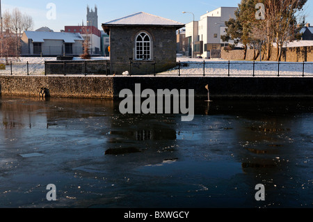 gefrorenen Eis eisigen Fluss Nore entlang Johns Kai Kilkenny Stadt Irland Extremwetter Veranstaltung Klimawandel noch nie zuvor gesehen Stockfoto