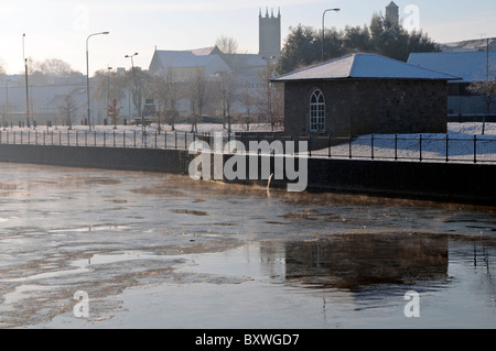 gefrorenen Eis eisigen Fluss Nore entlang Johns Kai Kilkenny Stadt Irland Extremwetter Veranstaltung Klimawandel noch nie zuvor gesehen Stockfoto