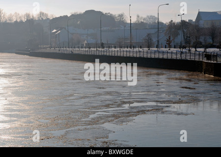 gefrorenen Eis eisigen Fluss Nore entlang Johns Kai Kilkenny Stadt Irland Extremwetter Veranstaltung Klimawandel noch nie zuvor gesehen Stockfoto