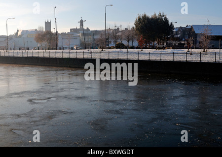 gefrorenen Eis eisigen Fluss Nore entlang Johns Kai Kilkenny Stadt Irland Extremwetter Veranstaltung Klimawandel noch nie zuvor gesehen Stockfoto