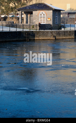 gefrorene Eis eisigen Fluss Nore entlang Johns Kai Kilkenny Stadt Irland Corporation Teestube Stockfoto