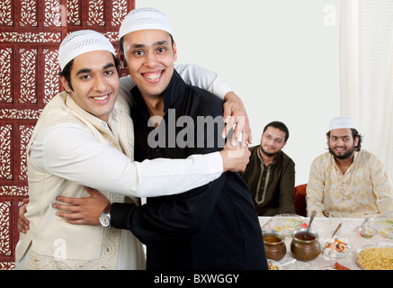 Muslimische Männer umarmen einander Stockfoto