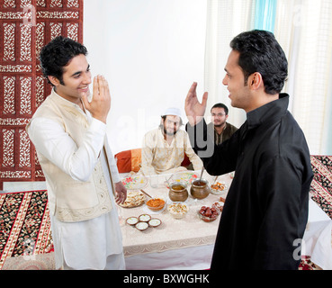 Muslimische Männer einander Gruß Stockfoto
