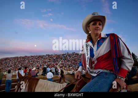 USA, Arizona, Taylor, Porträt von Rodeo Queen auf dem Pferderücken beobachten 4. Juli Rodeo fest mit steigenden Vollmond Stockfoto