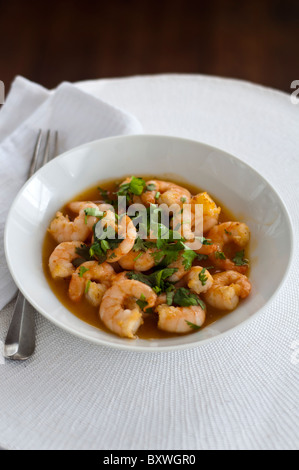 Einfaches Gericht aus großen Garnelen rühren gebraten mit Knoblauch und Thai sweet Chili Dip-Sauce mit Koriander bestreut Stockfoto