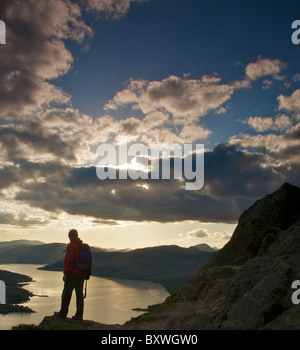 Walker, Blick über Loch Katrine bei Sonnenuntergang Stockfoto